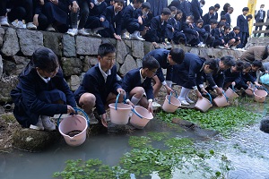 12日　ホタルの幼虫の放流式への画像2