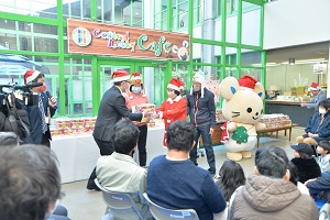 231225ケーキ贈呈式