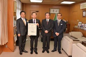 27日 企業版ふるさと納税への感謝状を贈呈の画像