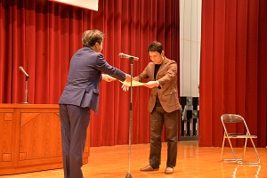 31日　昭和五つ星学園の名誉校長に野口健さんを委の画像