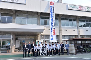 15日　総社高校男子ハンドボール部の中国高等学校ハンドボール選手権大会初優勝を祝う懸垂幕を設置の画像