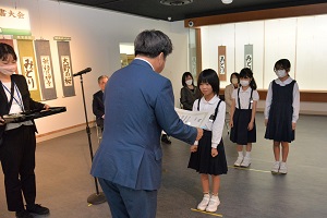 21日　第8回高木聖鶴児童生徒競書大会表彰式への画像2