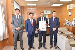 8日　企業版ふるさと納税への感謝状を贈呈の画像