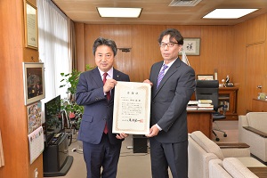 26日 企業版ふるさと納税への感謝状を贈呈の画像