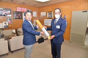 24日 トマト銀行から交通安全資材の寄付の画像