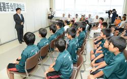激励する市長の画像1