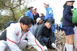 高梁川河川敷の清掃