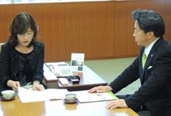 稲田行革相に談判する市長