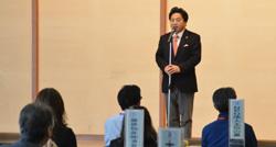 あいさつする市長