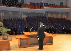 厳粛に行われた式