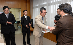 27日　就業奨励金を交付の画像