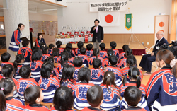 25日　第三ひかり保育園幼年消防クラブへ鼓笛隊セットを贈呈の画像1