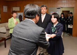 22日　総社東中学校吹奏楽部がそうじゃ・宮城っ子基金へ寄付の画像