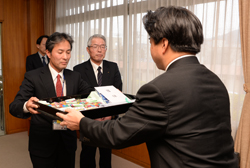 6日　交通安全資材の寄贈の画像