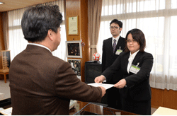 28日　派遣職員に辞令交付の画像