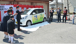 28日　特別支援学級の子どもが書いた習字をデザインした公用車「eKワゴン」のお披露目の画像1