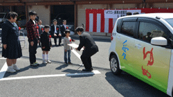 28日　特別支援学級の子どもが書いた習字をデザインした公用車「eKワゴン」のお披露目の画像2