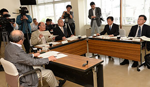 意見を述べる委員