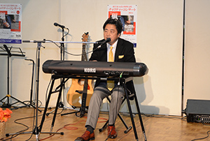 演奏を披露する市長