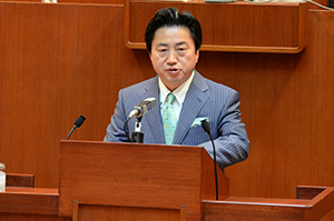 提案理由を述べる市長
