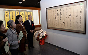 来場者と展示を見る高木さん