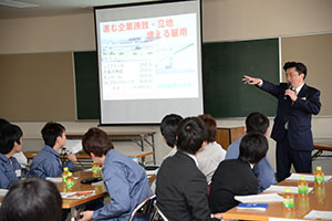 市の取り組みを説明する市長