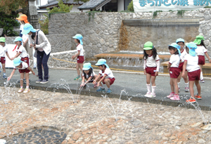 噴水で遊ぶ子ども