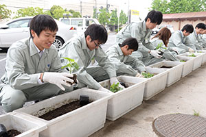 心を込めて植える新規採用職員