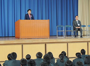 歓迎式であいさつする市長