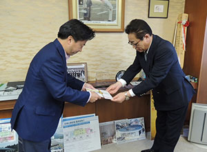 相馬市長に義援金を手渡す