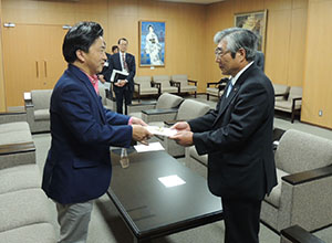 石巻市長に義援金を手渡す