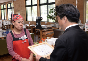 そうじゃ！ヘルシーメニュー認定書を授与