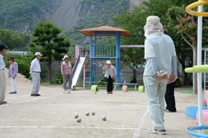 ペタンクで汗を流す