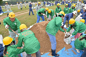 土のうをつくる外国人防災リーダーら