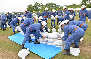 土のうを積む消防団員