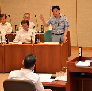 答弁する市長