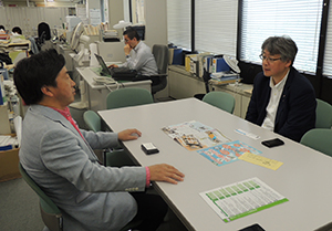 椎葉茂樹がん対策・健康増進課長と議論