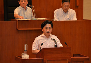 市政報告をする市長