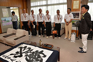 準優勝を報告する総社西中野球部の部員ら