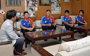 世界ペタンク選手権大会出場を報告する佐野裕二チーム