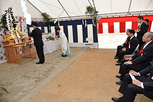 玉串を供える市長