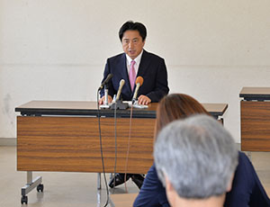 記者会見する市長