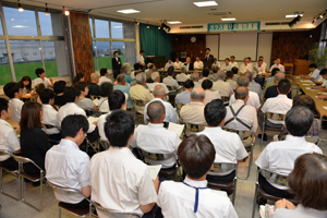 東公民館でのガラス張り公開市長室