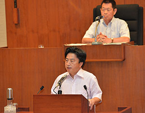 提案理由を述べる市長
