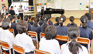 熱唱する市長の画像1