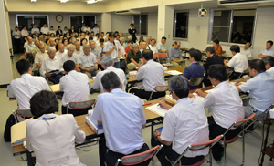 昭和公民館でのガラス張り公開市長室