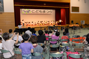 昭和幼稚園児によるステージ