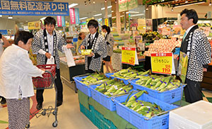 スイートコーンを販売する新規採用職員と市長