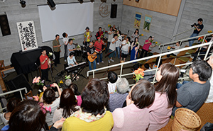 「花は咲く」を合唱