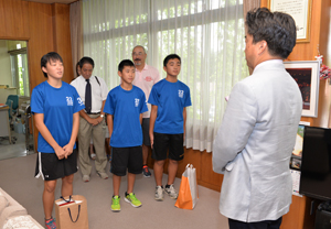 市長に結果を報告する3選手